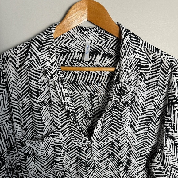 Blue Sky Black + White Abstract Geometric Tribal Long Sleeve V-Neck Blouse‎ 1X - Picture 3 of 13